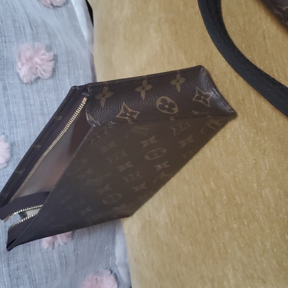 Pocket - Picture 3 of 3